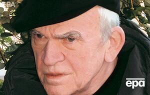 Кундера с 1975 года живет во Франции и имеет гражданство этой страны