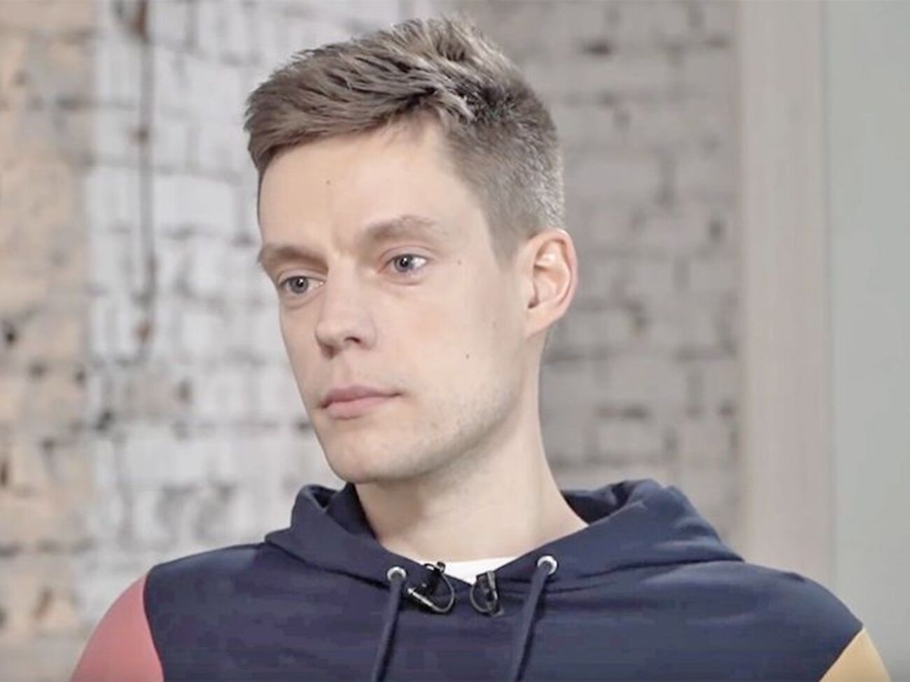 Дружище, ты можешь не иметь никакого отношения к политике, но стоит тебе усомниться в том, что в России все за…бись, – и ты больно споткнешься