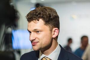 Перші чат-консультації запустять для Міністерства соціальної політики, повідомив Дубілет