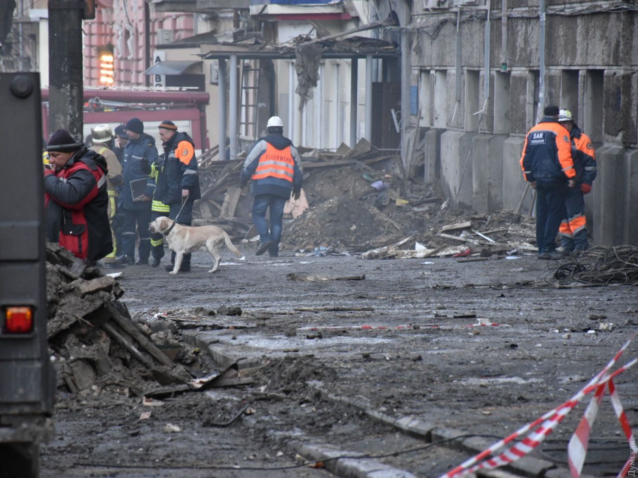 Спасатели продолжают разбирать завалы