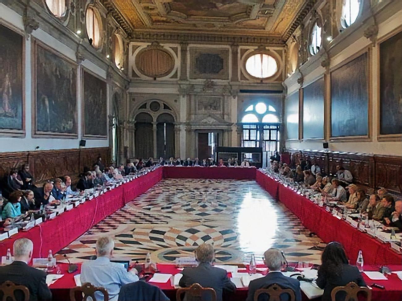 Венецианская комиссия раскритиковала украинский языковой закон и признала легитимность российской делегации в ПАСЕ