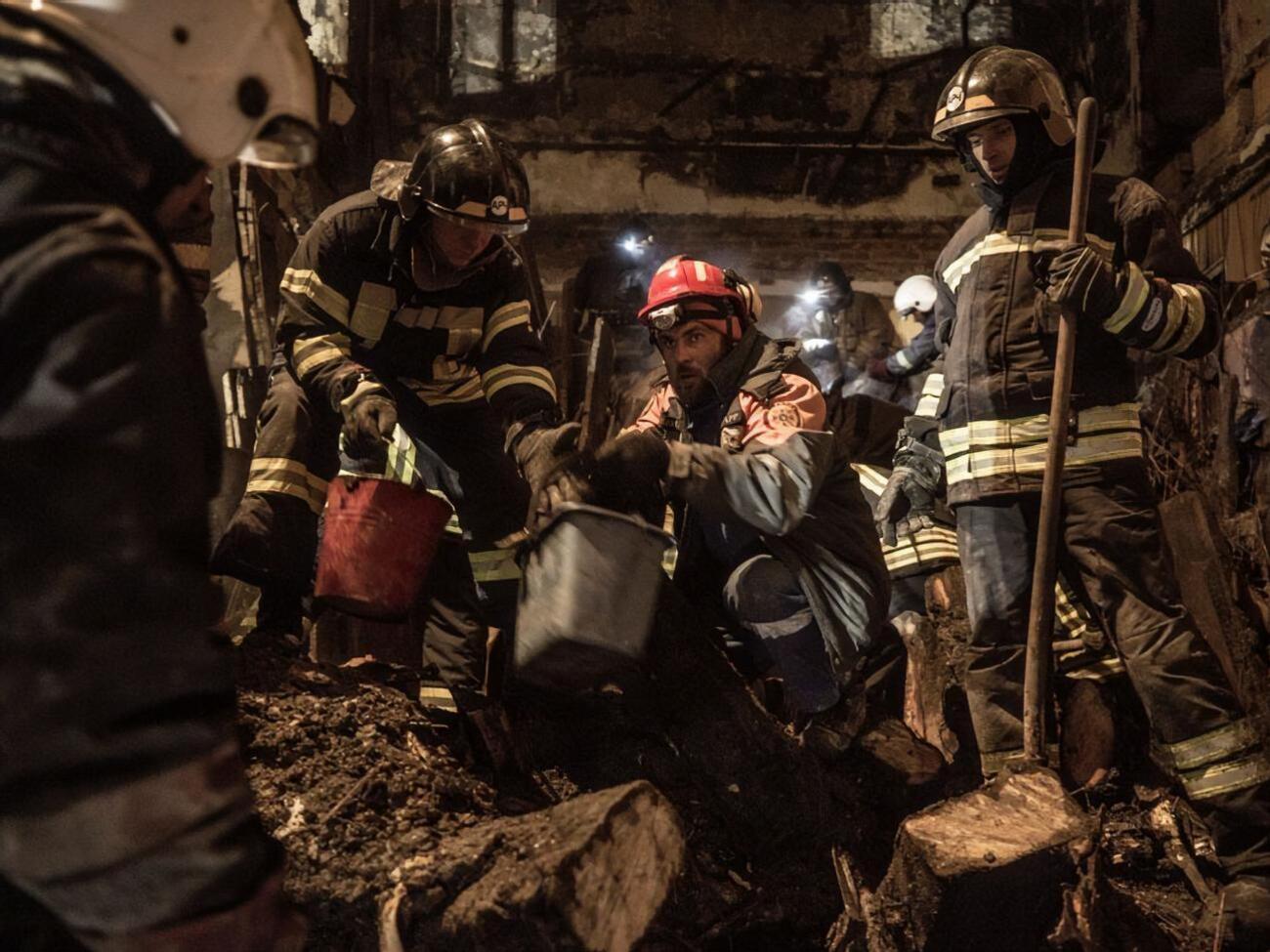 Пожарные продолжают разбирать завалы сгоревшего здания в Одессе