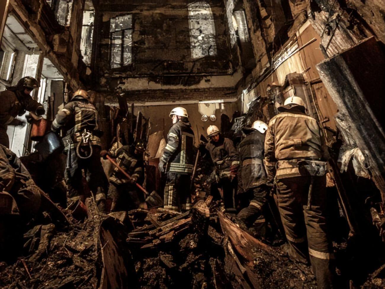 Спасатели продолжают искать под завалами еще 10 человек