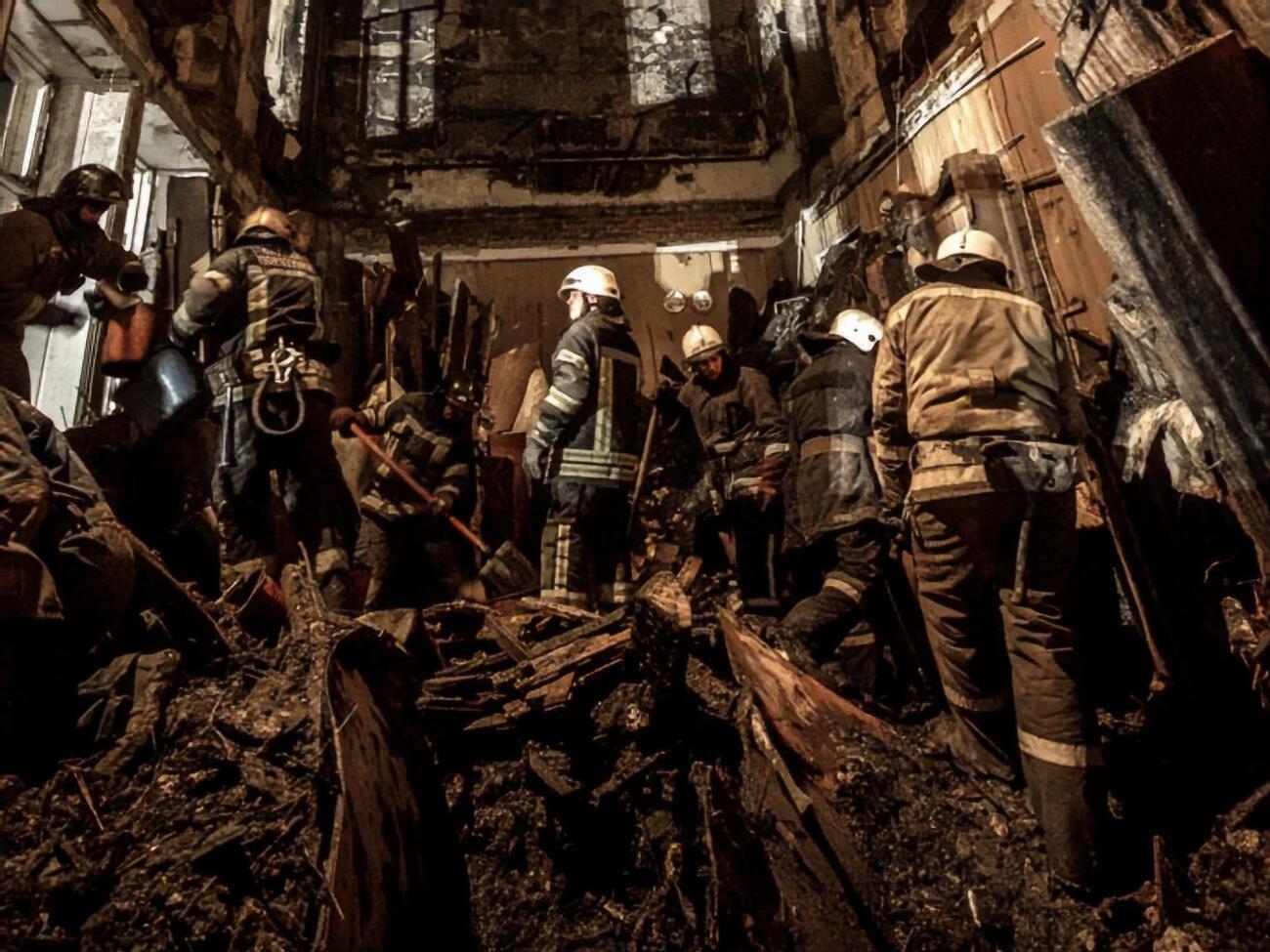 Спасатели разбирают завалы с 4 декабря