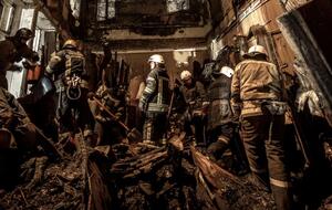 Спасатели разбирают завалы с 4 декабря