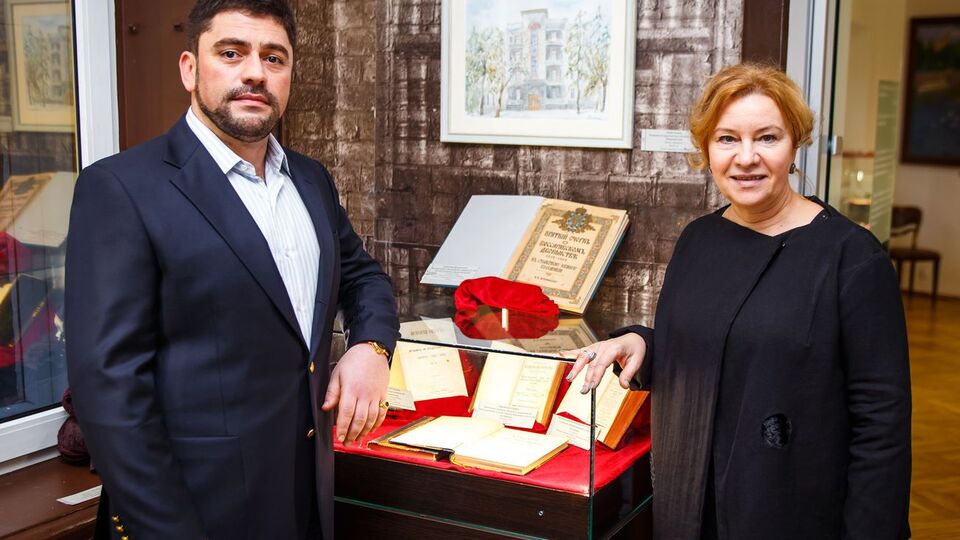 Основатель фонда "Культурные новации", инициатор торгов Владислав Трубицин и директор Дома-музея Булгакова Людмила Губианури открыли предаукционную выставку