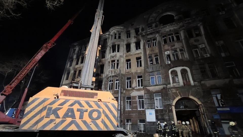 Спасатели продолжают разбирать завалы