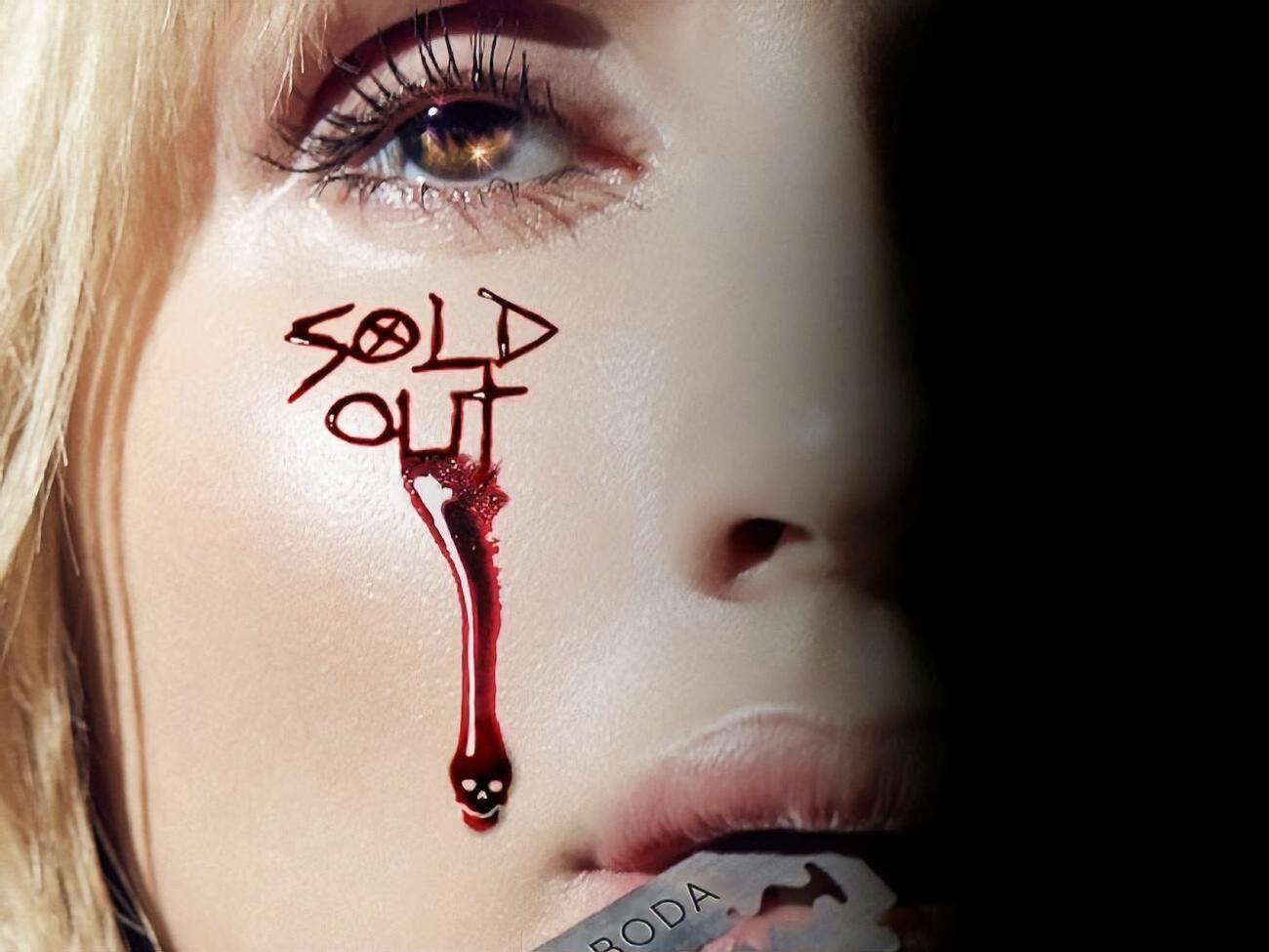 Трек сопроводили окровавленным лицом певицы