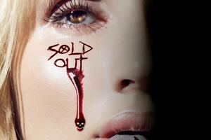 Трек сопроводили окровавленным лицом певицы