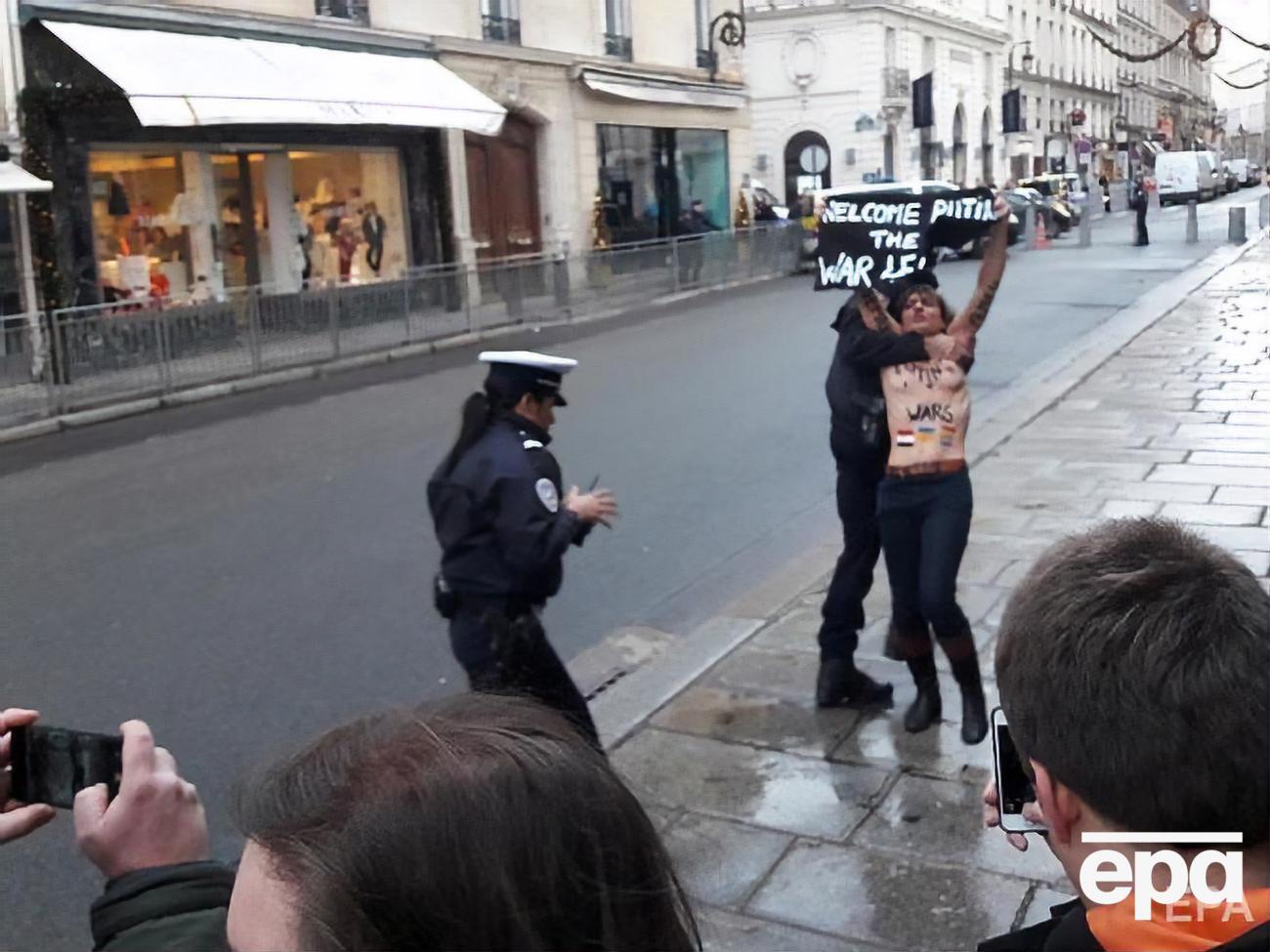 Девушки кричали "Stop Putin's war"