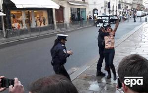 Девушки кричали "Stop Putin's war"