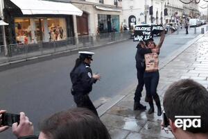 Девушки кричали "Stop Putin's war"