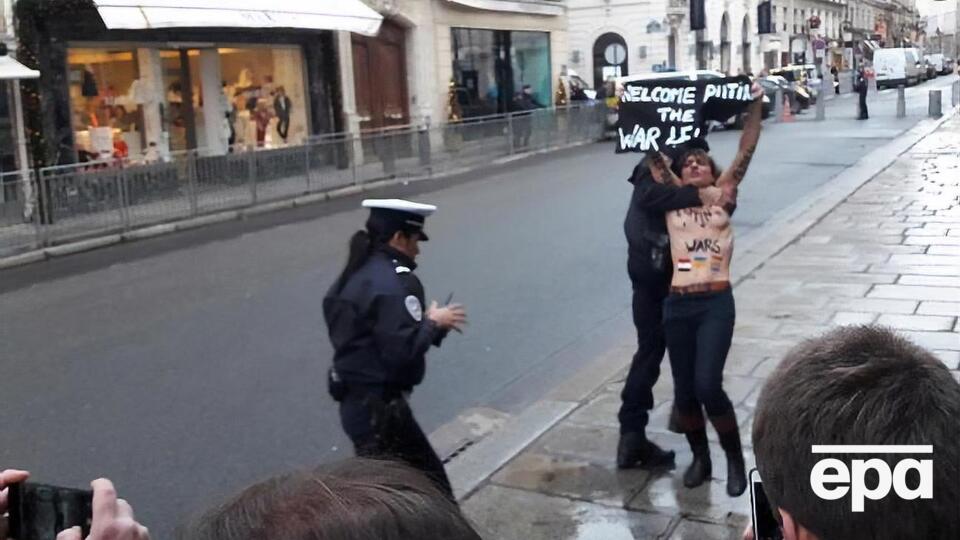 Дівчата кричали "Stop Putin's war"