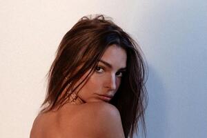 Ратаковски показала часть голой груди