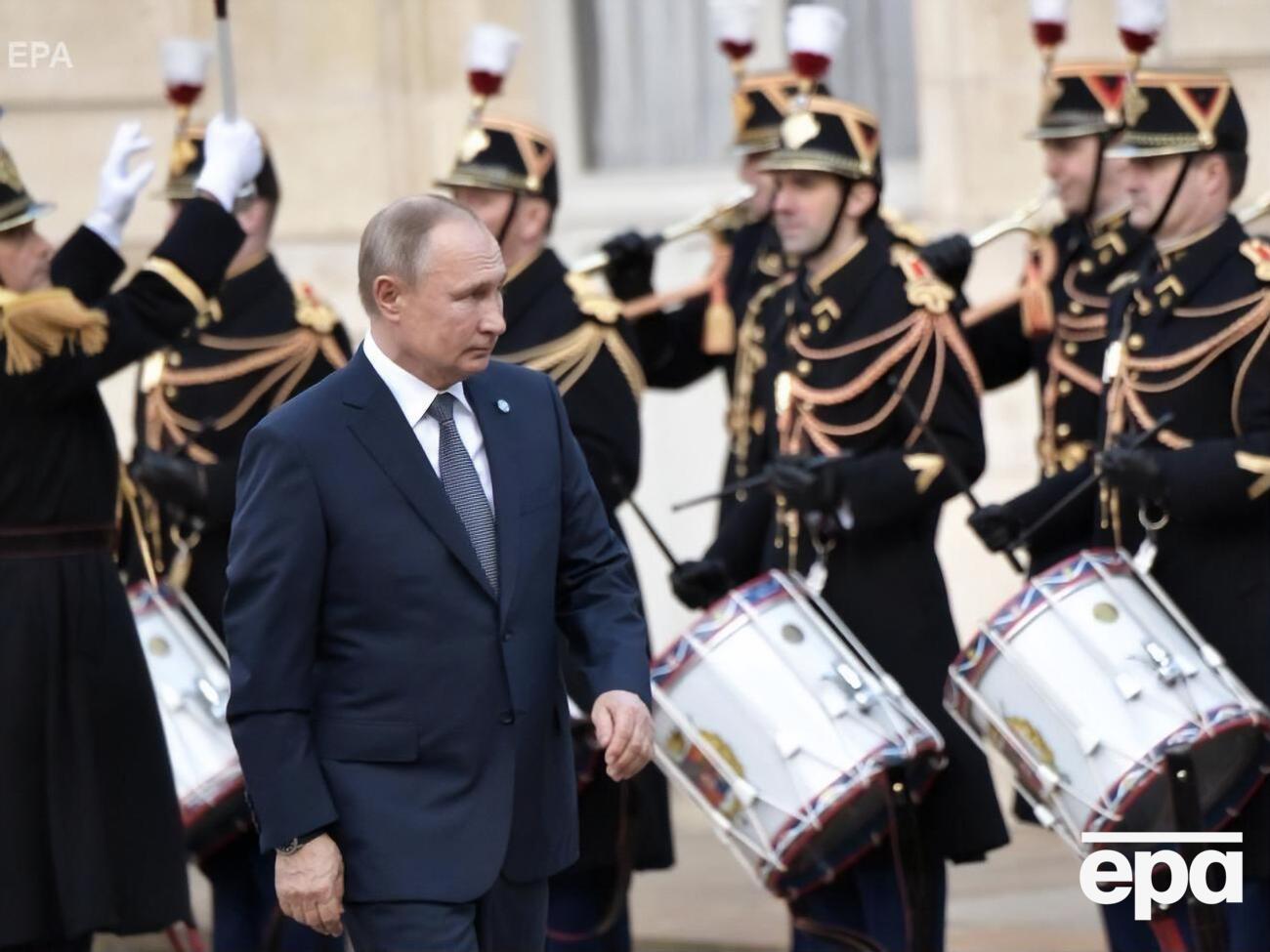 Первую встречу в Париже Путин (на фото) провел с Меркель
