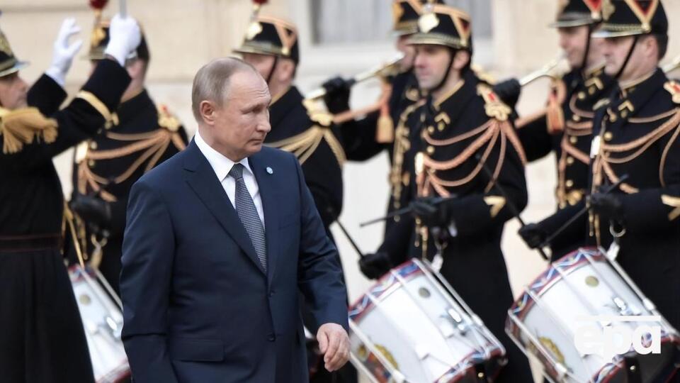 Первую встречу в Париже Путин (на фото) провел с Меркель