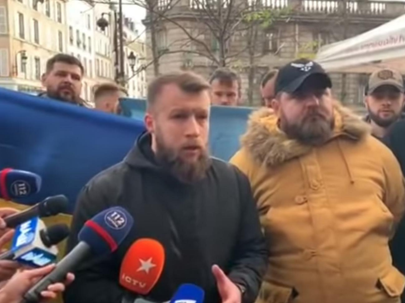 Активісти "Нацкорпусу" провели акцію в Парижі