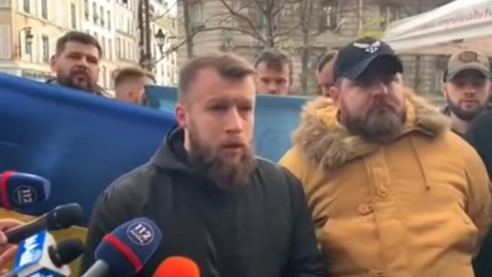Активисты "Нацкорпуса" провели акцию в Париже