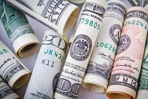Для 47% українців багатство важливіше за демократію