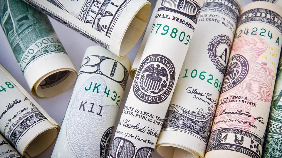 Для 47% украинцев богатство важнее демократии