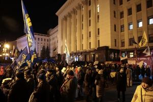 За інформацією правоохоронців, біля Офісу президента перебуває приблизно 800 осіб