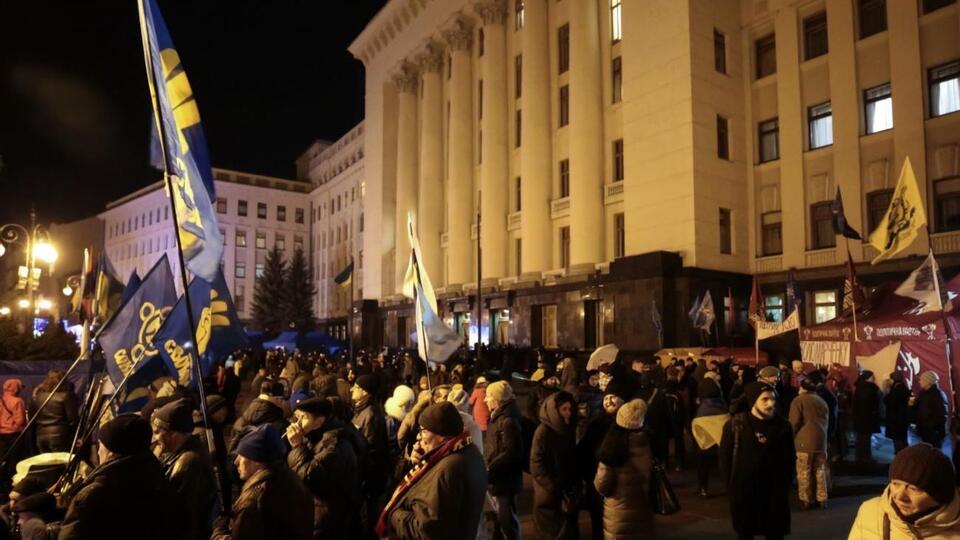 За інформацією правоохоронців, біля Офісу президента перебуває приблизно 800 осіб