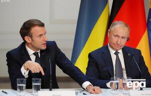 Макрон (слева) не называл сроков для проведения выборов