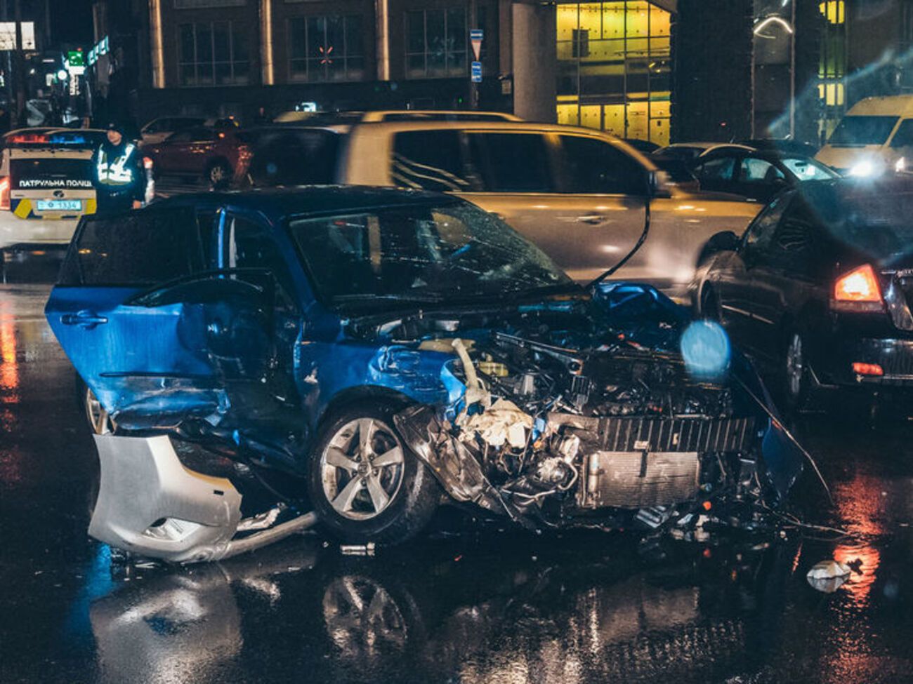 Водія Mazda довелося діставати з автомобіля за допомогою спецзасобів