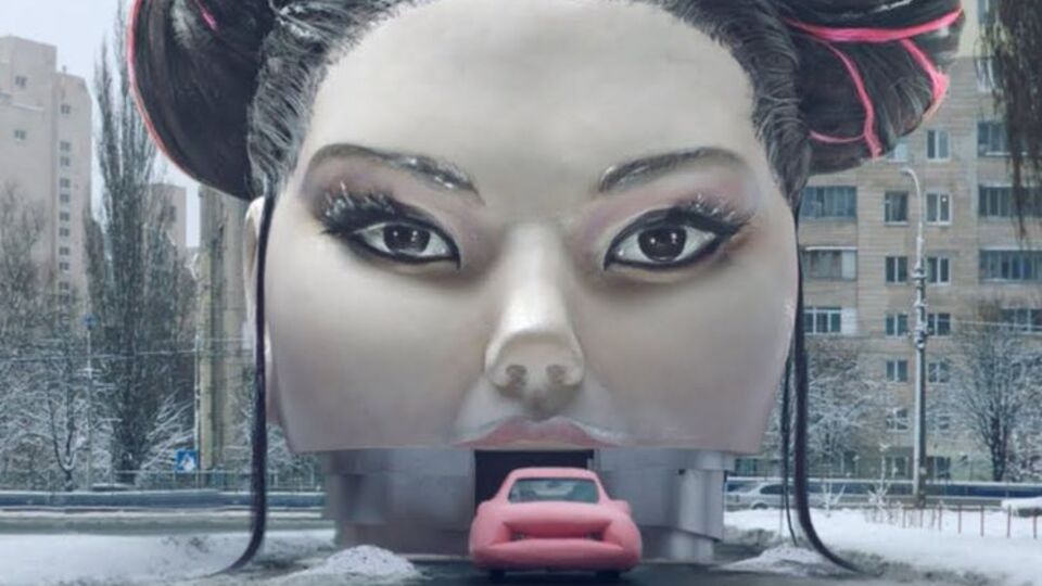 В ролике героиня Барзилай устроила гонки за женихом