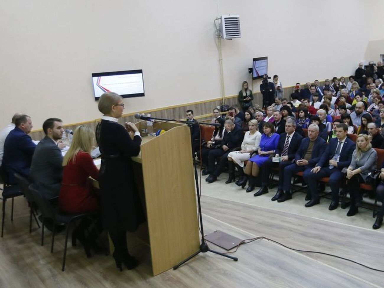 Тимошенко зустрілася з медпрацівниками в Сумах