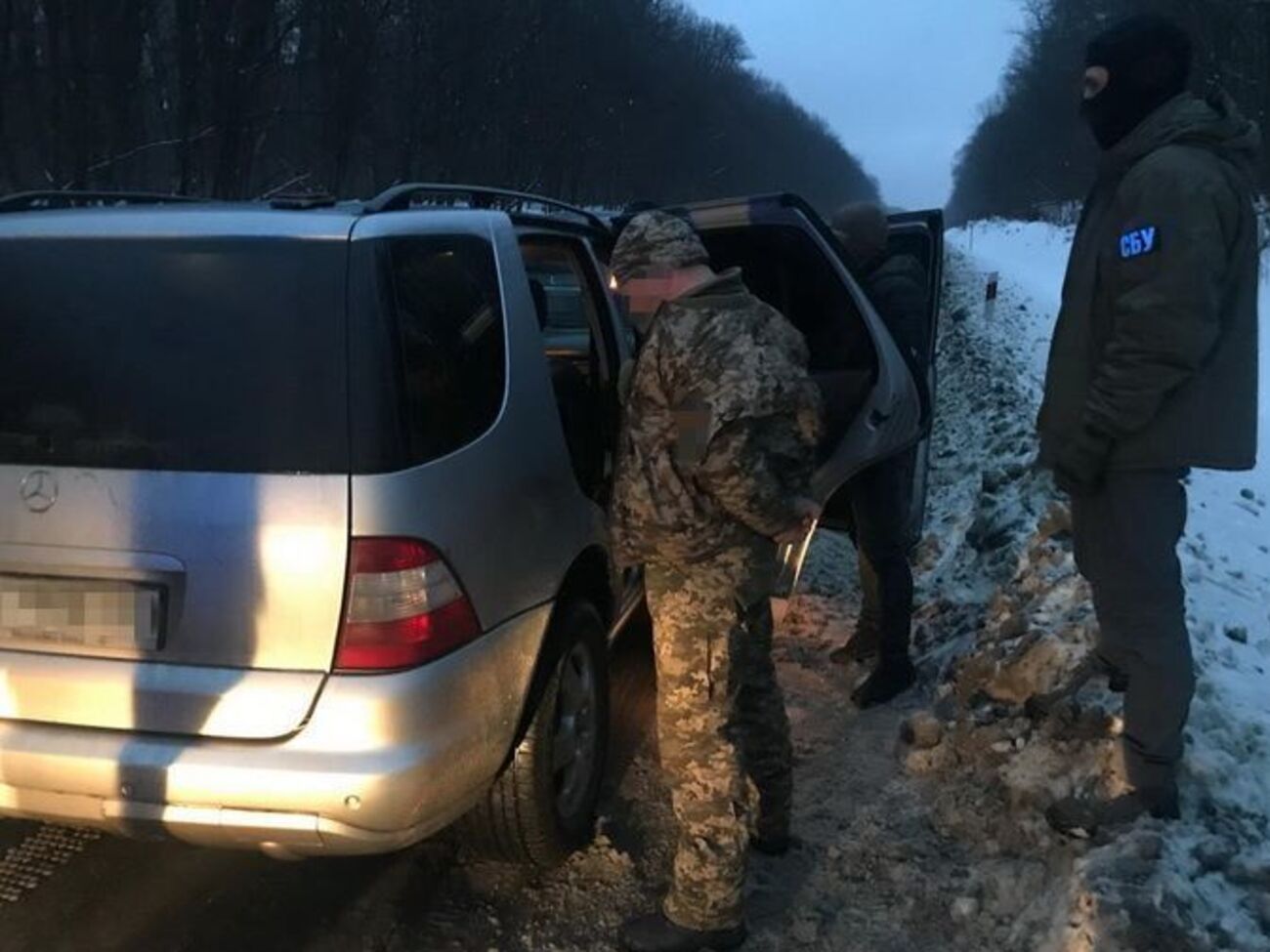 Правоохоронці затримали підозрюваного під час збуту чергової партії зброї