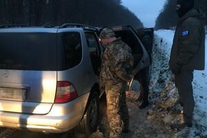 Правоохоронці затримали підозрюваного під час збуту чергової партії зброї