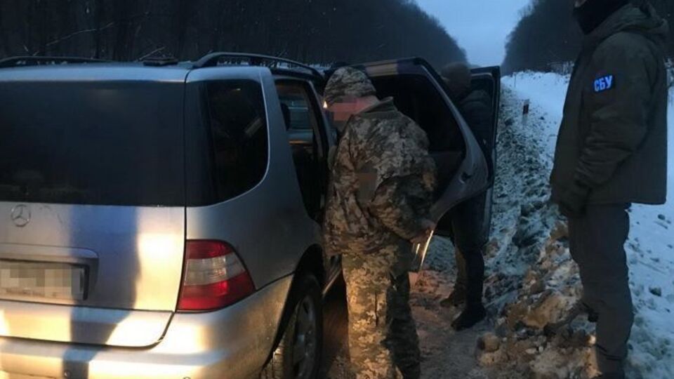 Правоохоронці затримали підозрюваного під час збуту чергової партії зброї