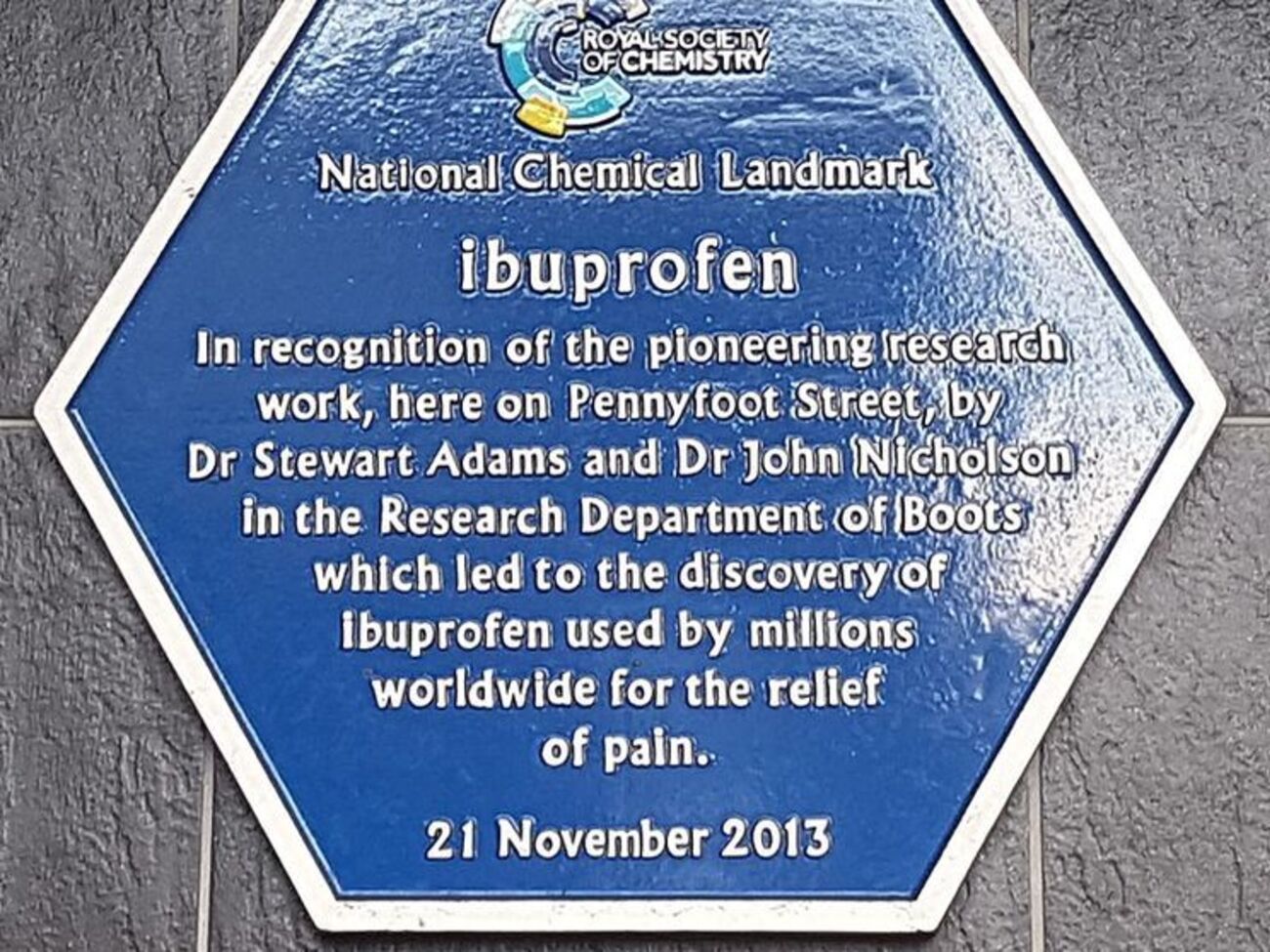 Памятная табличка в честь изобретения ибупрофена в научном центре Ноттингема