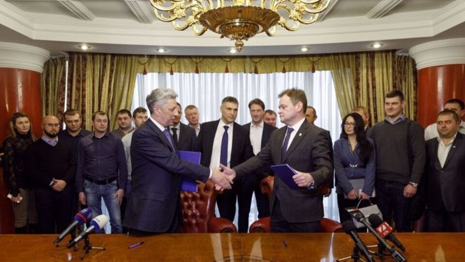 Бойко (ліворуч) пообіцяв забезпечити "непорушність права власності землекористувачів"