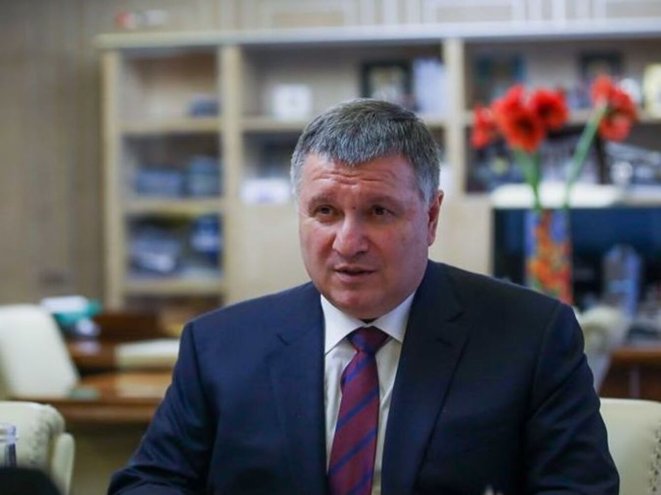 Аваков: Кожен громадянин, який покидає країну, одержує позначку в базі даних, що не перебуває на території України