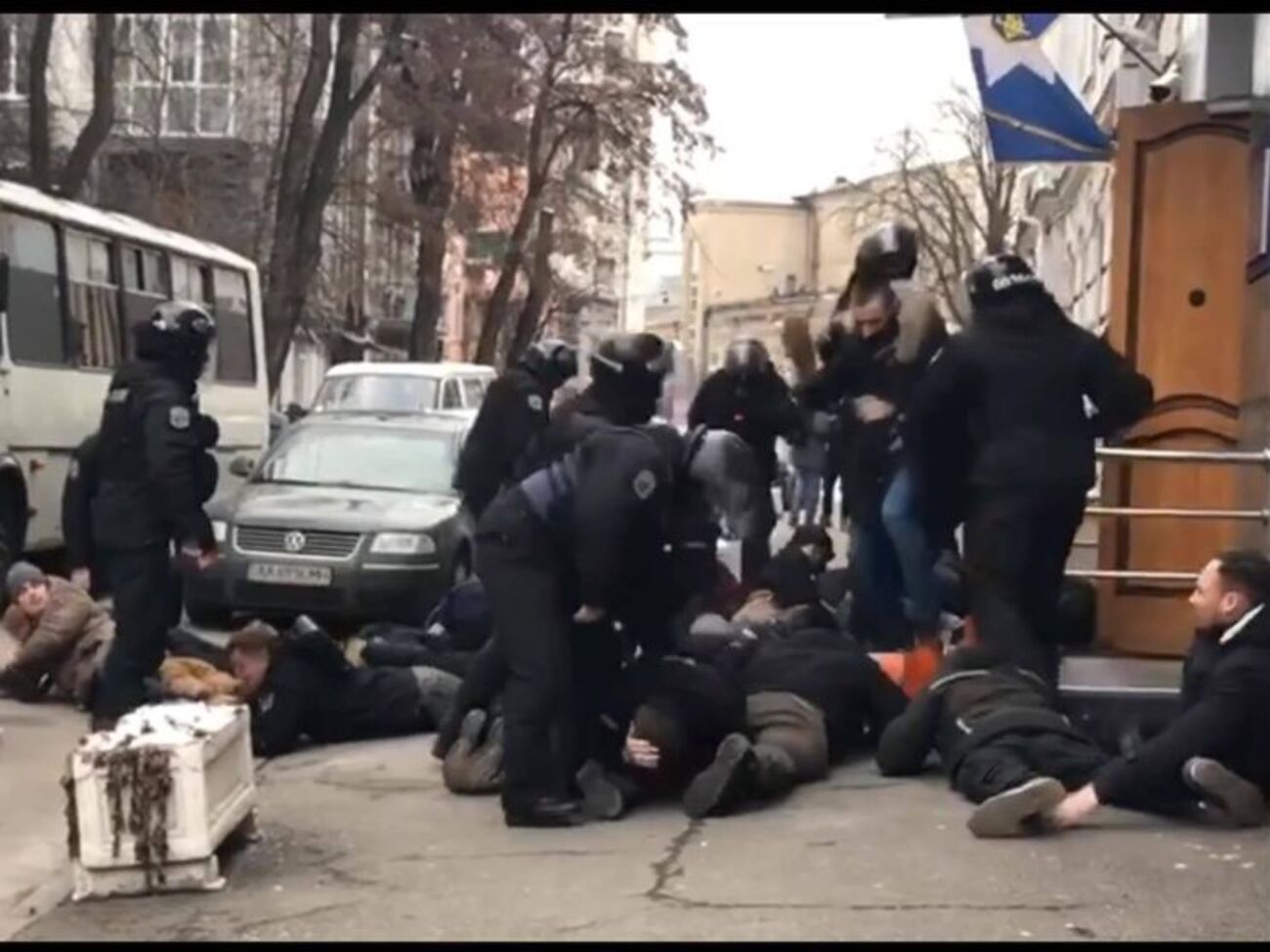 На кадрах видно, как полицейские избивают активистов ногами и руками, когда те лежат на асфальте