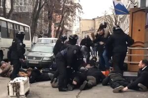 На кадрах видно, как полицейские избивают активистов ногами и руками, когда те лежат на асфальте