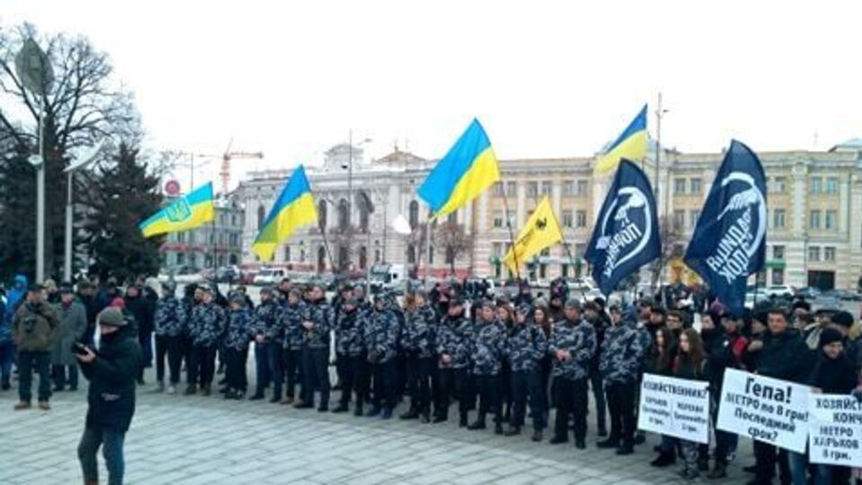 Учасники акції протесту вважають, що нещодавнє підвищення тарифів було економічно необґрунтованим і відбулося з порушенням процедур
