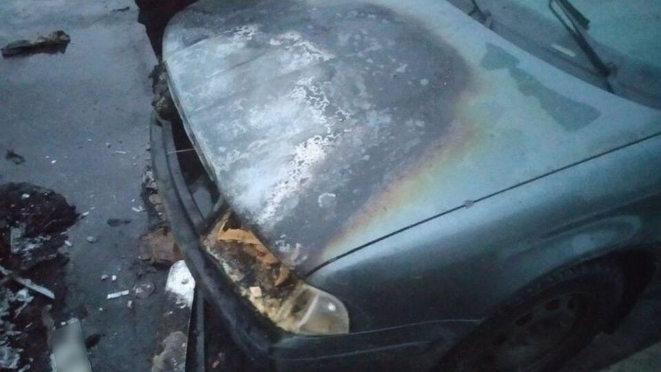 Обставини підпалів авто встановлюють слідчі
