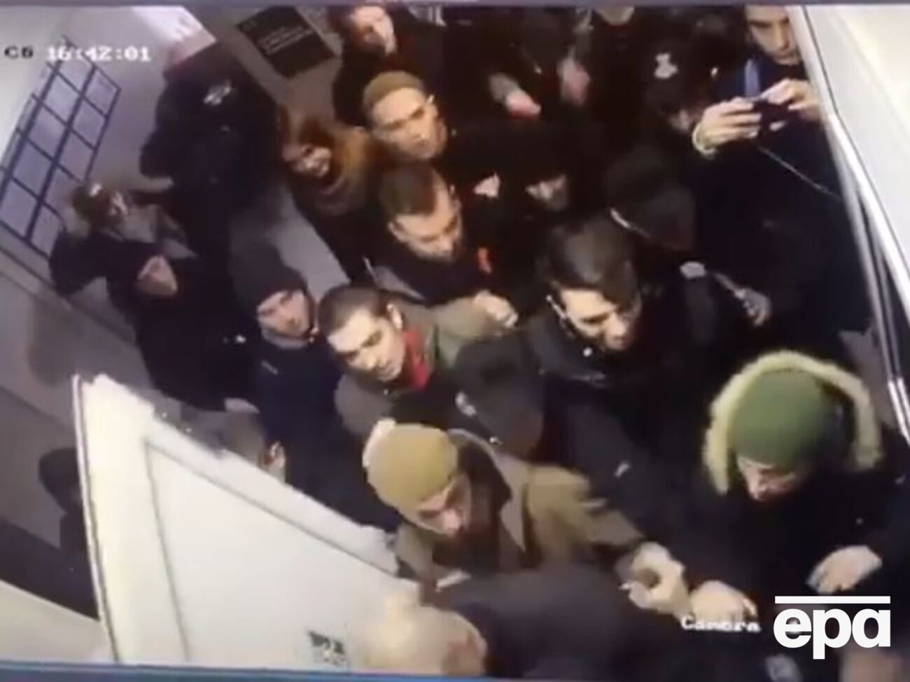 Геращенко утверждает, что полиция была вынуждена применить силу в целях предотвращения захвата Подольского райотдела