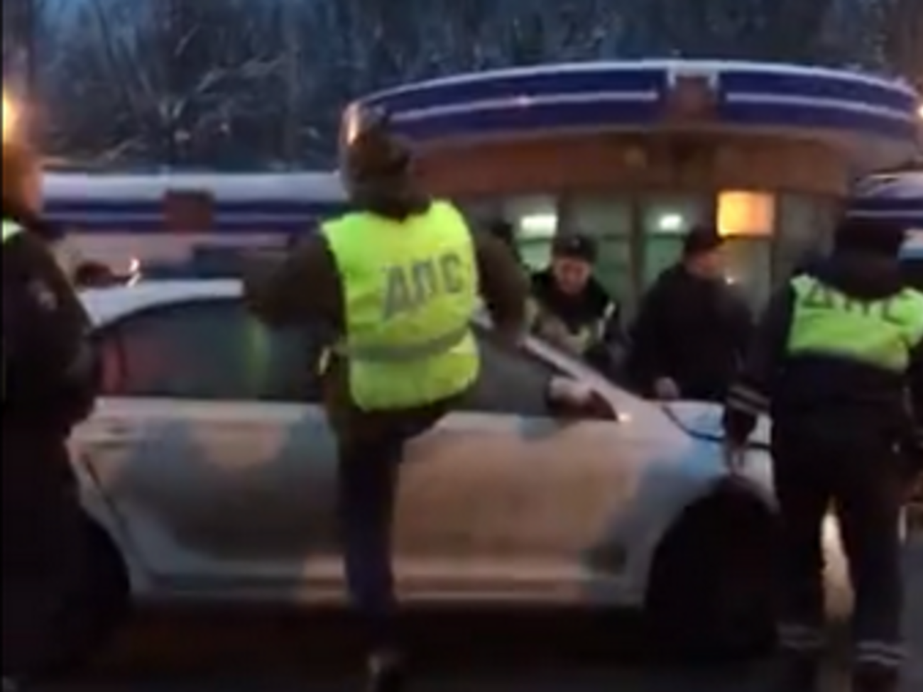 Співробітникам дорожньої поліції не вдалося витягнути порушника з машини