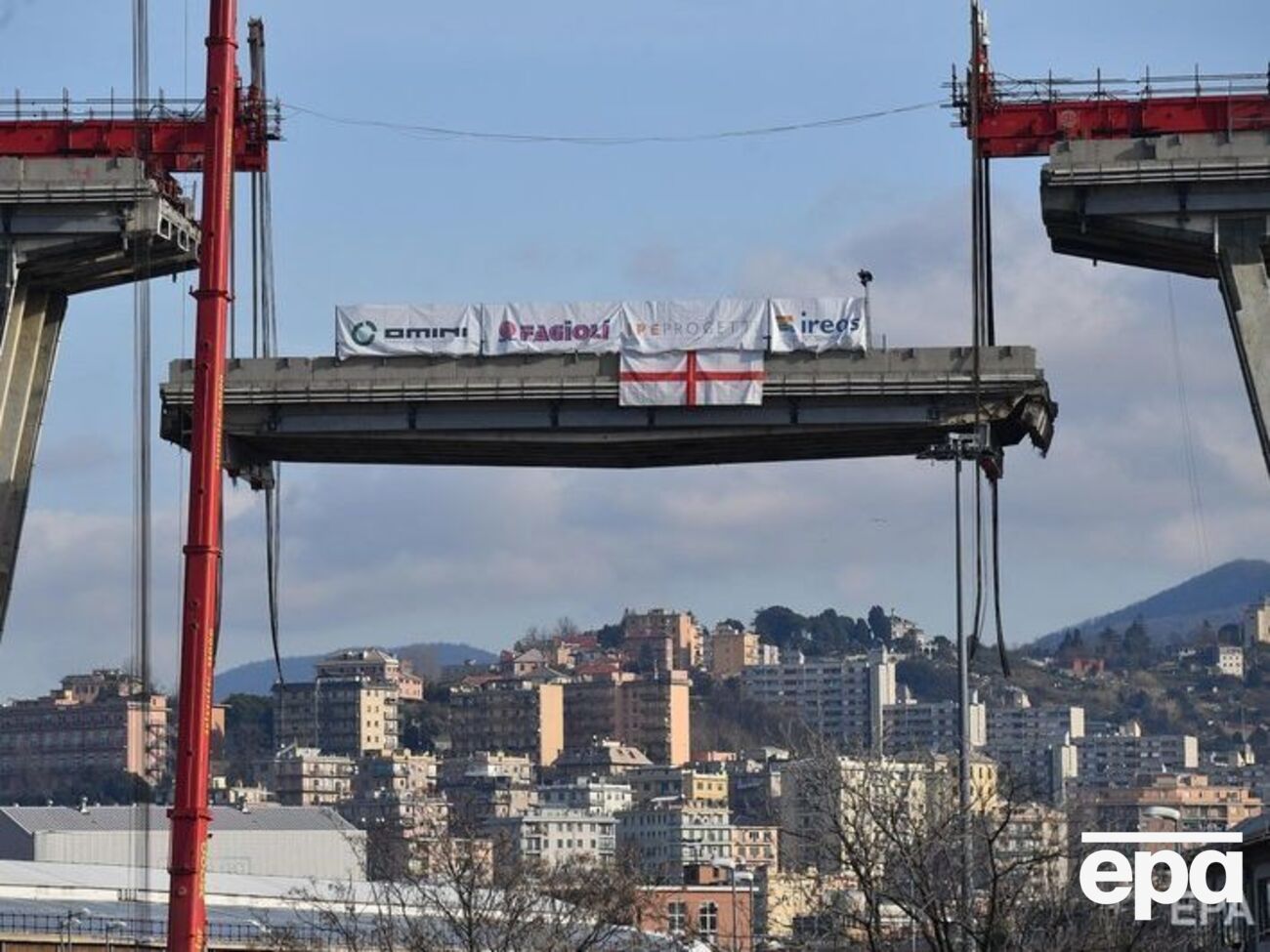 Рабочие сносят мост в Генуе, который обрушился в прошлом году
