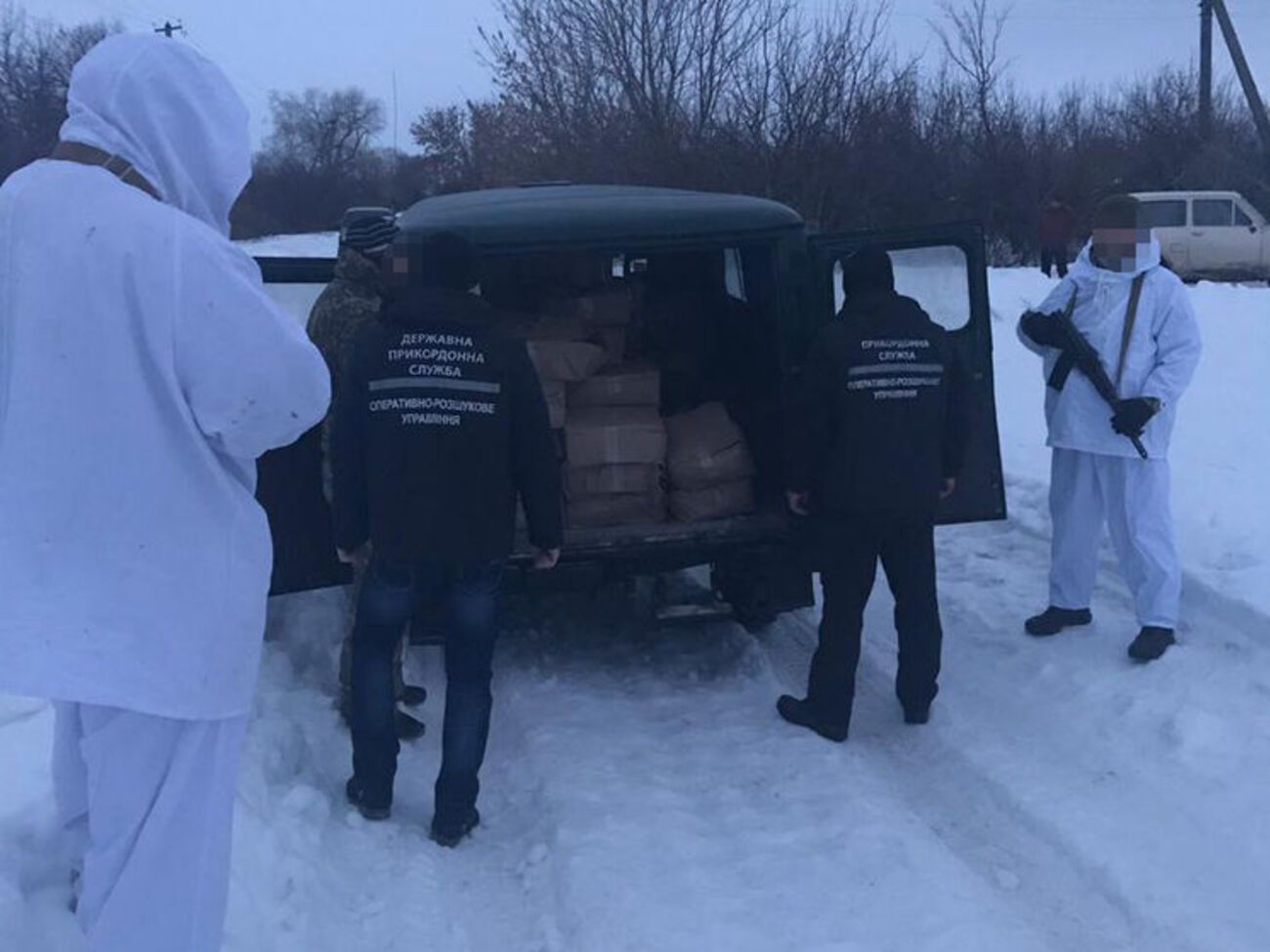В машине нашли 250 кг красной икры и 60 ящиков с банками икры щуки