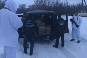 В машине нашли 250 кг красной икры и 60 ящиков с банками икры щуки