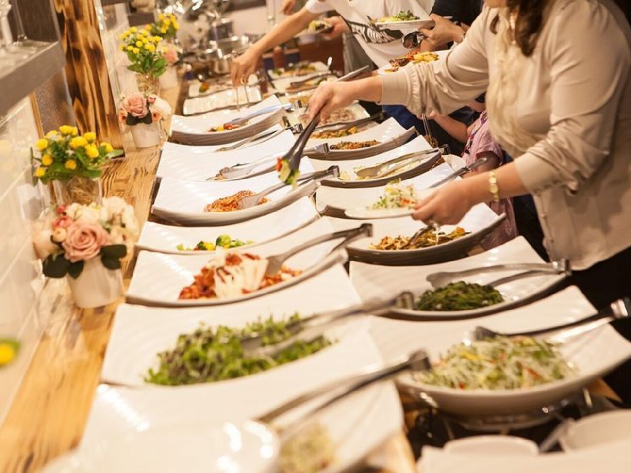Не варто куштувати їжу за загальним фуршетним столом