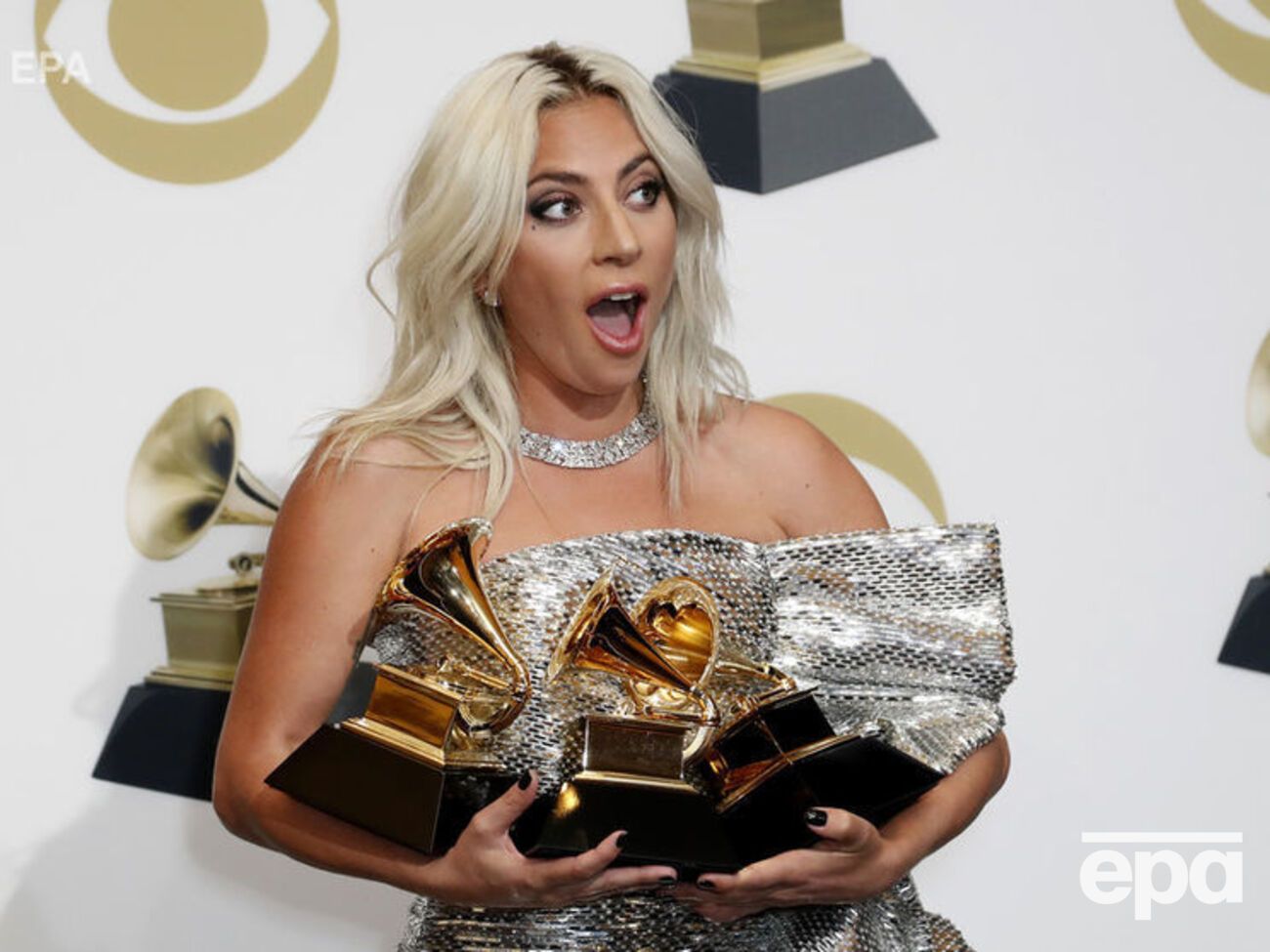 Леди Гага позировала с наградами