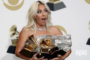 Леди Гага позировала с наградами