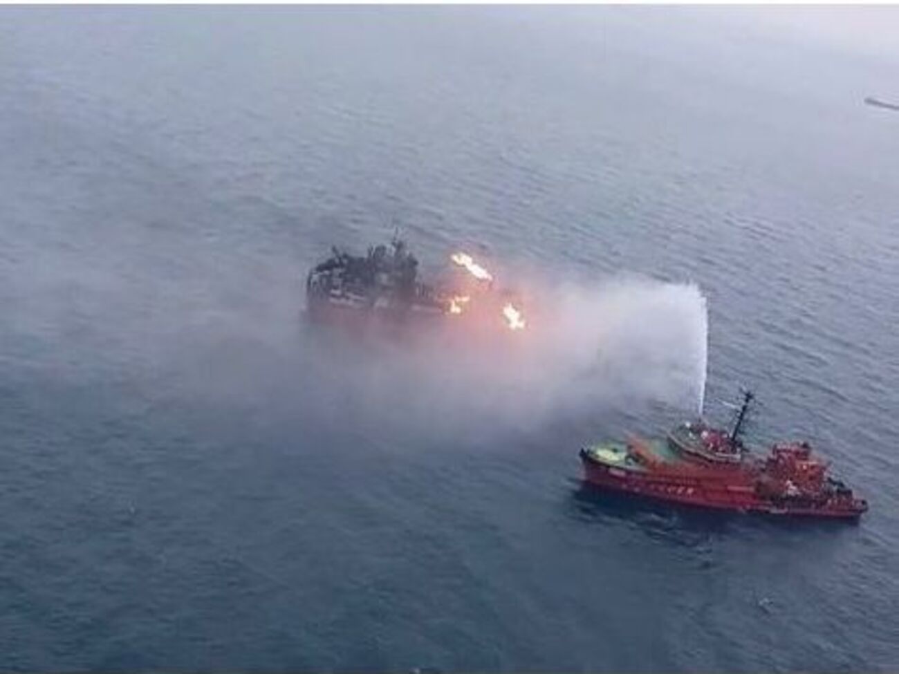 Танкеры попеременно тушит морской буксир "Меркурий"