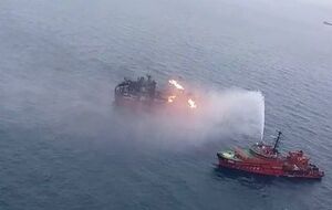 Танкери поперемінно гасить морський буксир "Меркурій"